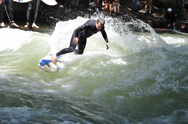 Muenchen 2011 051.jpg - München Eisbachsurfer
